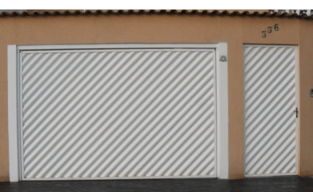 Referência de portão branco com desenho diagonal e entrada social